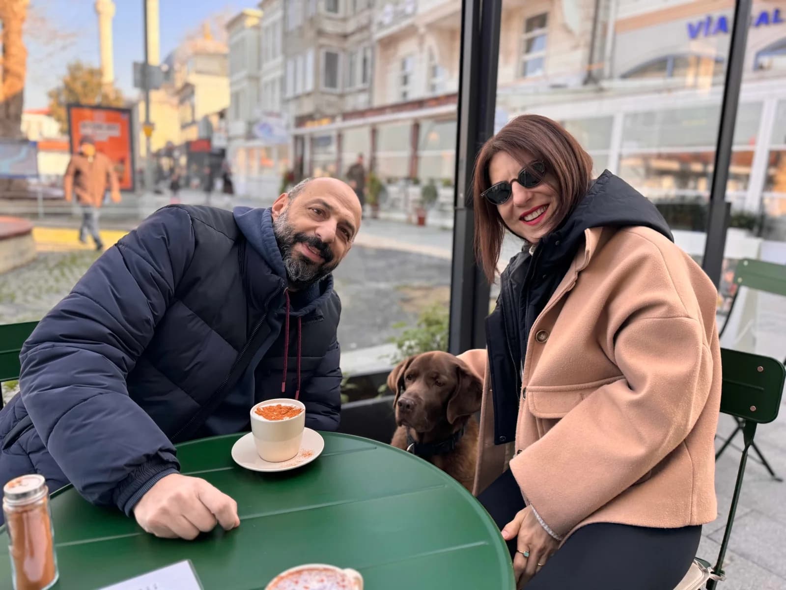 Ayşegül, Kafi ve Enis - Mi Casa Europa Ailesi